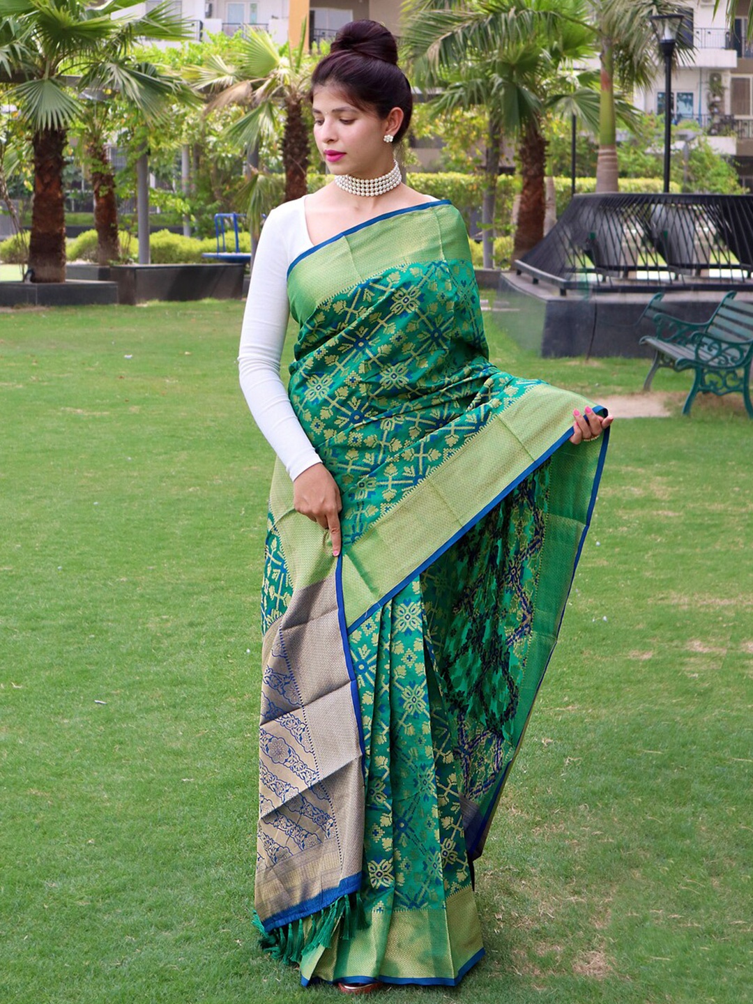 

Exclusiva Ethnic Motifs Woven Design Zari Saree, Green