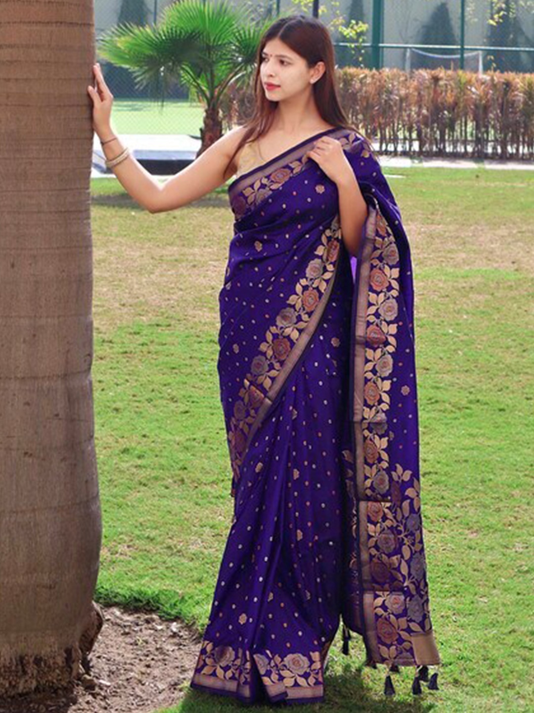 

Exclusiva Floral Woven Design Zari Banarasi Saree, Violet