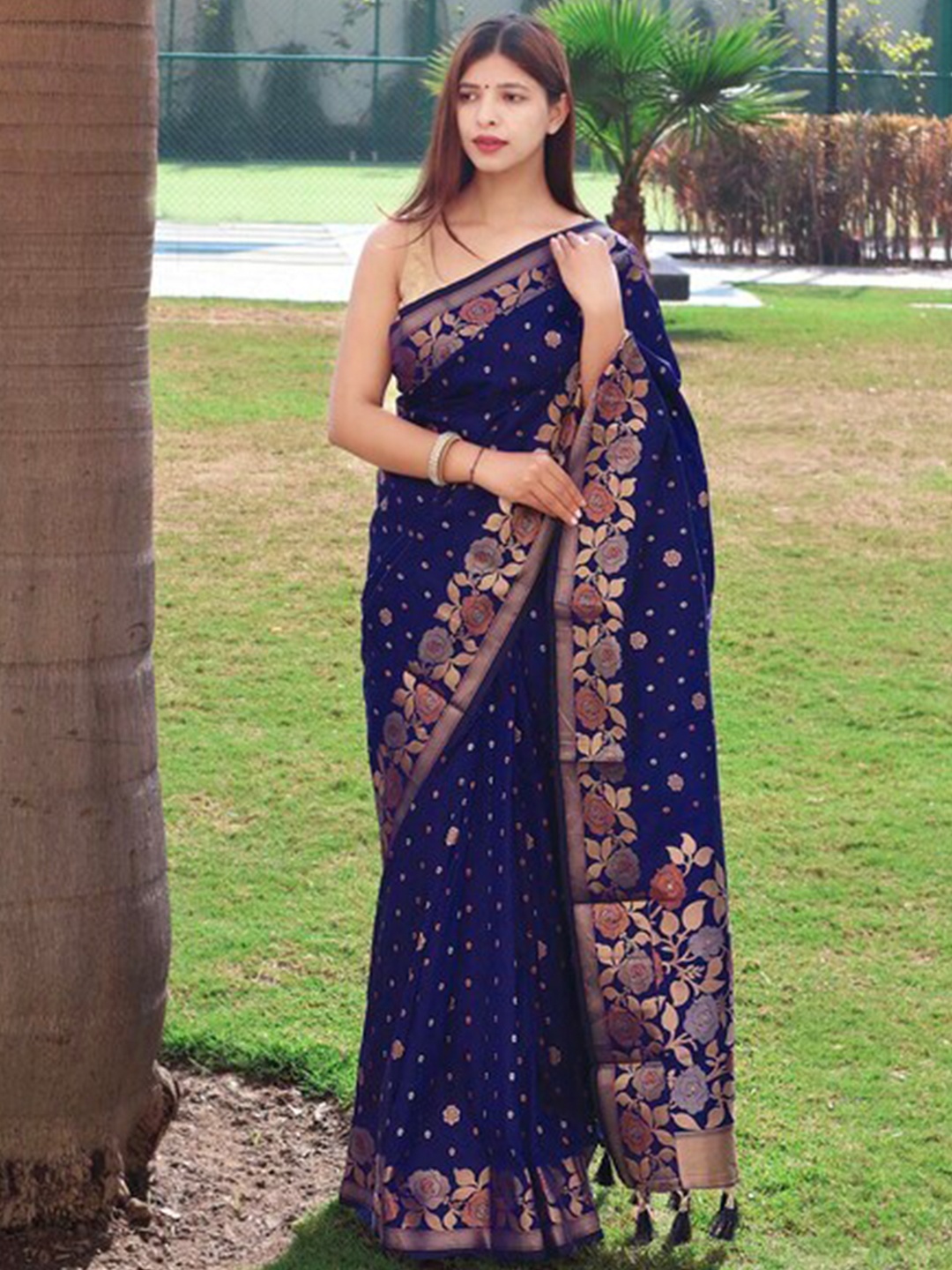 

Exclusiva Floral Zari Silk Blend Banarasi Saree, Navy blue