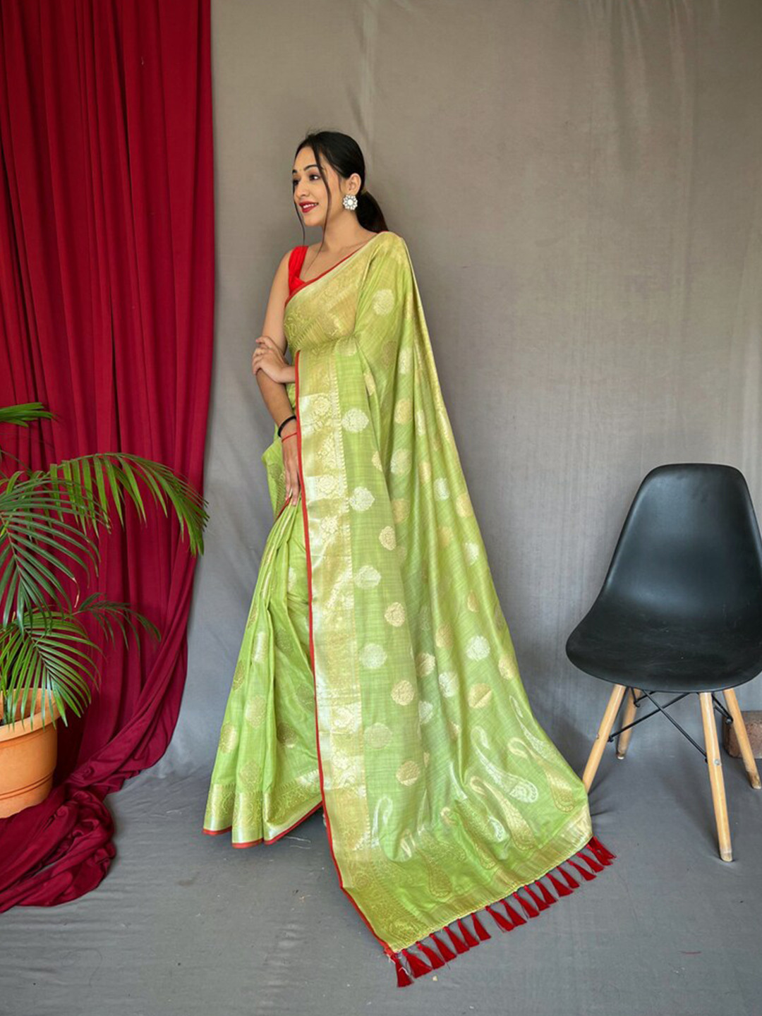 

Exclusiva Woven Design Zari Saree, Green