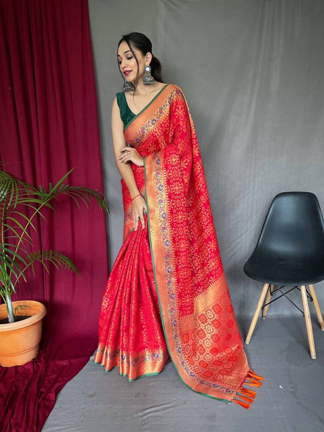 

Exclusiva Woven Design Zari Patola Saree, Red