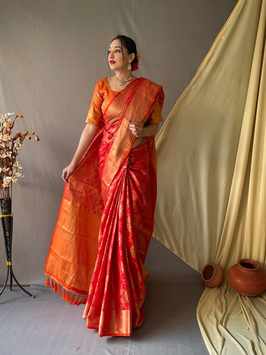 

Exclusiva Woven Design Zari Silk Blend Patola Saree, Red