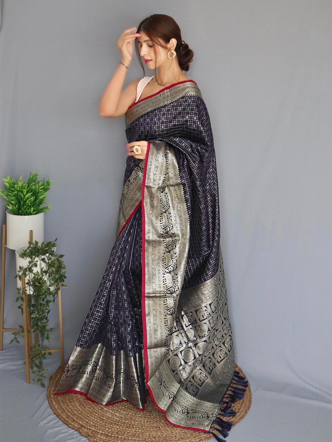 

Exclusiva Woven Design Zari Banarasi Saree, Navy blue