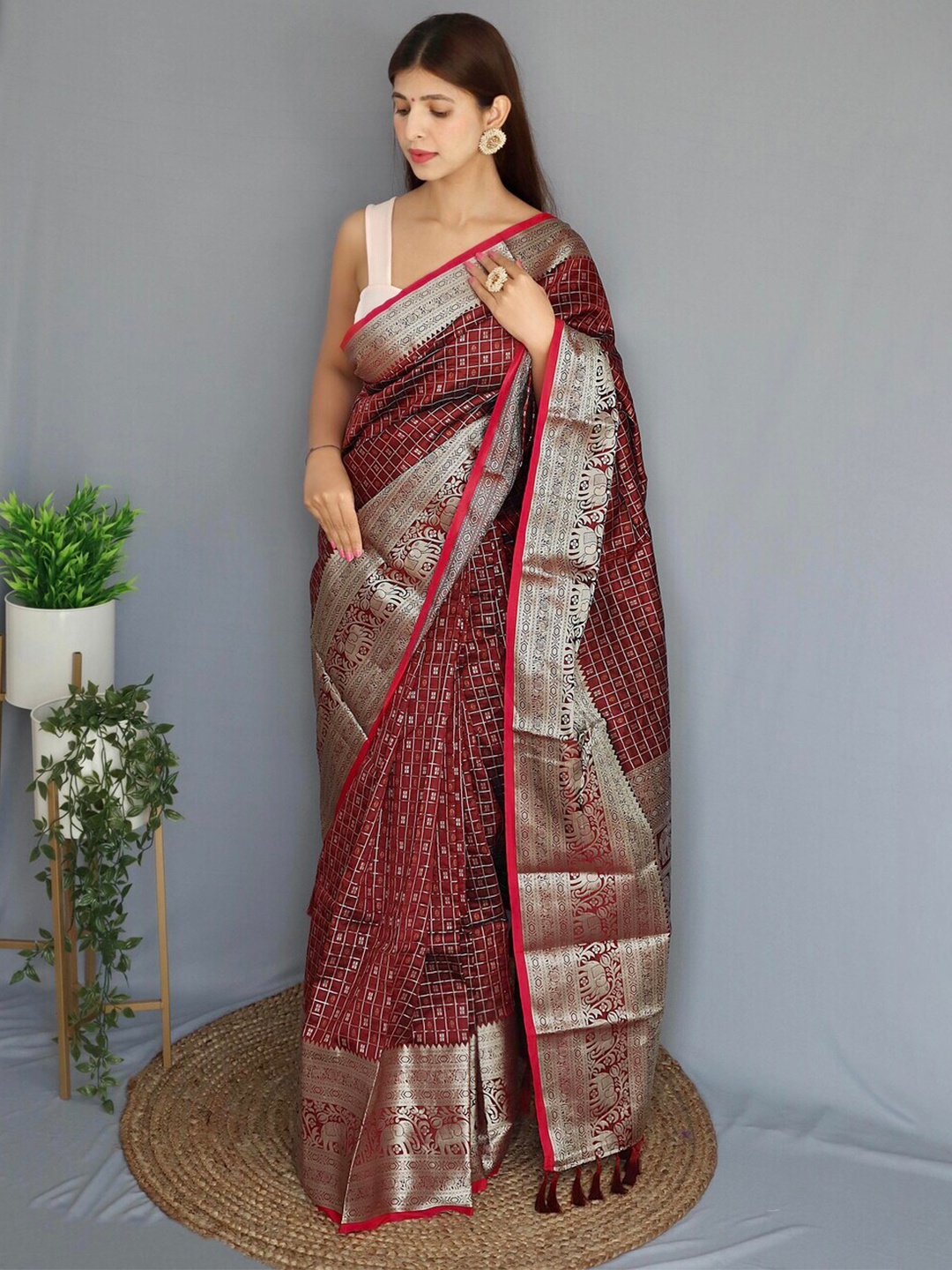 

Exclusiva Woven Design Zari Banarasi Saree, Maroon