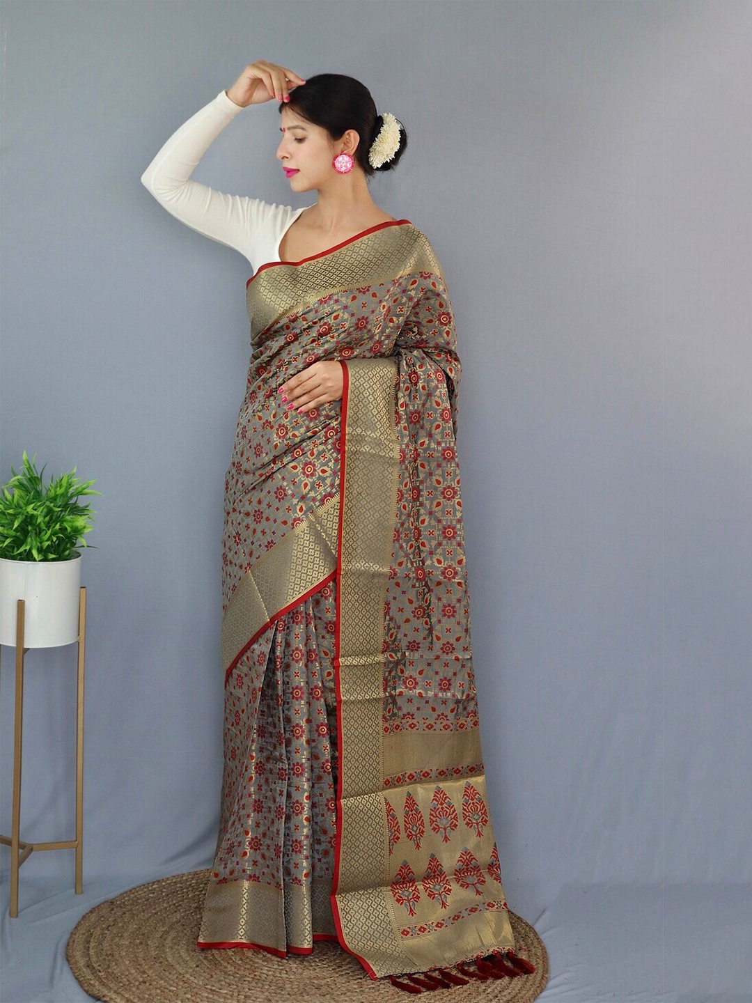 

Exclusiva Woven Design Zari Patola Saree, Grey