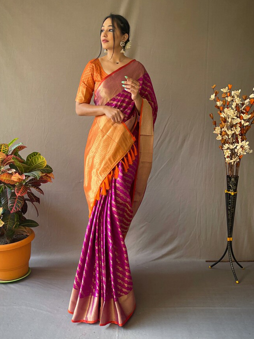 

Exclusiva Woven Design Zari Silk Blend Patola Saree, Purple