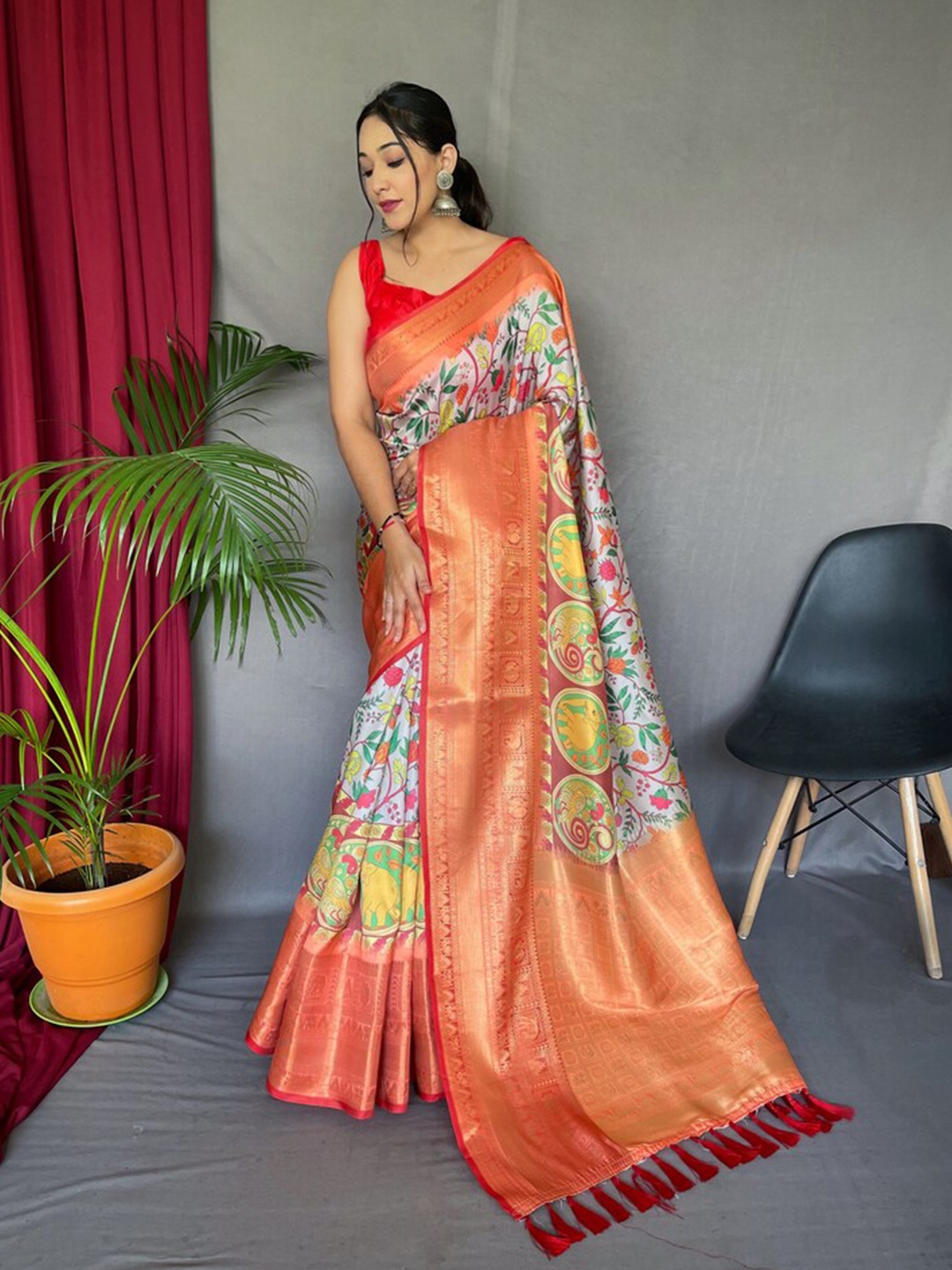 

Exclusiva Floral Printed Zari Kanjeevaram Saree, Grey