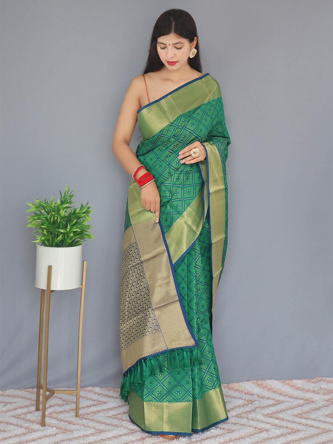 

Exclusiva Woven Design Zari Patola Saree, Green