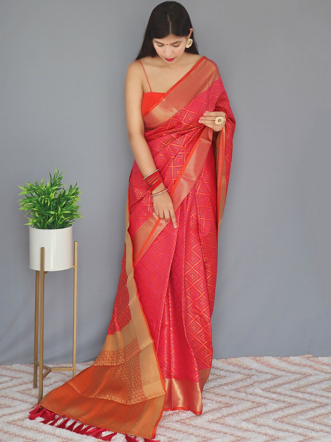 

Exclusiva Woven Design Zari Silk Blend Patola Saree, Pink