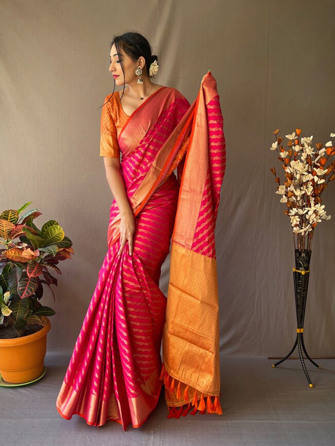 

Exclusiva Woven Design Zari Silk Blend Patola Saree, Pink