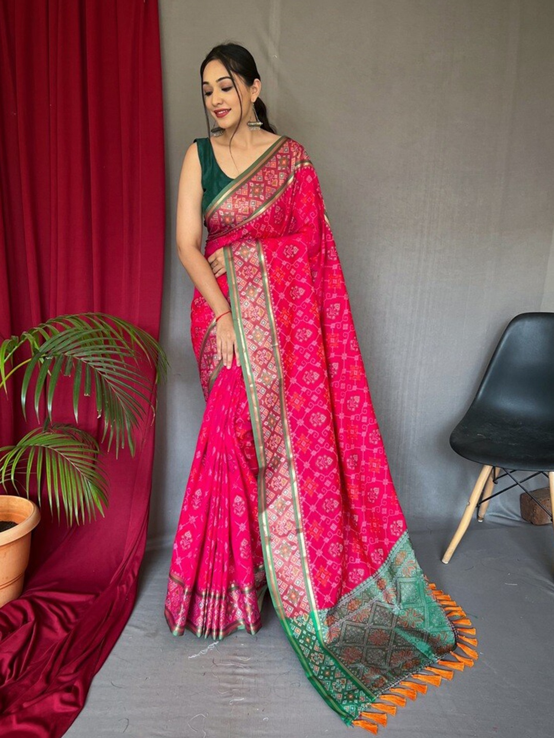 

Exclusiva Woven Design Zari Silk Blend Patola Saree, Pink