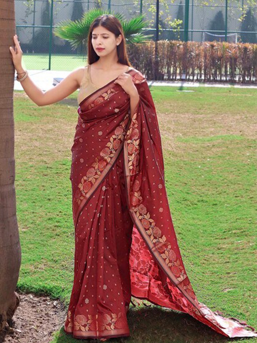 

Exclusiva Woven Design Zari Silk Blend Banarasi Saree, Maroon