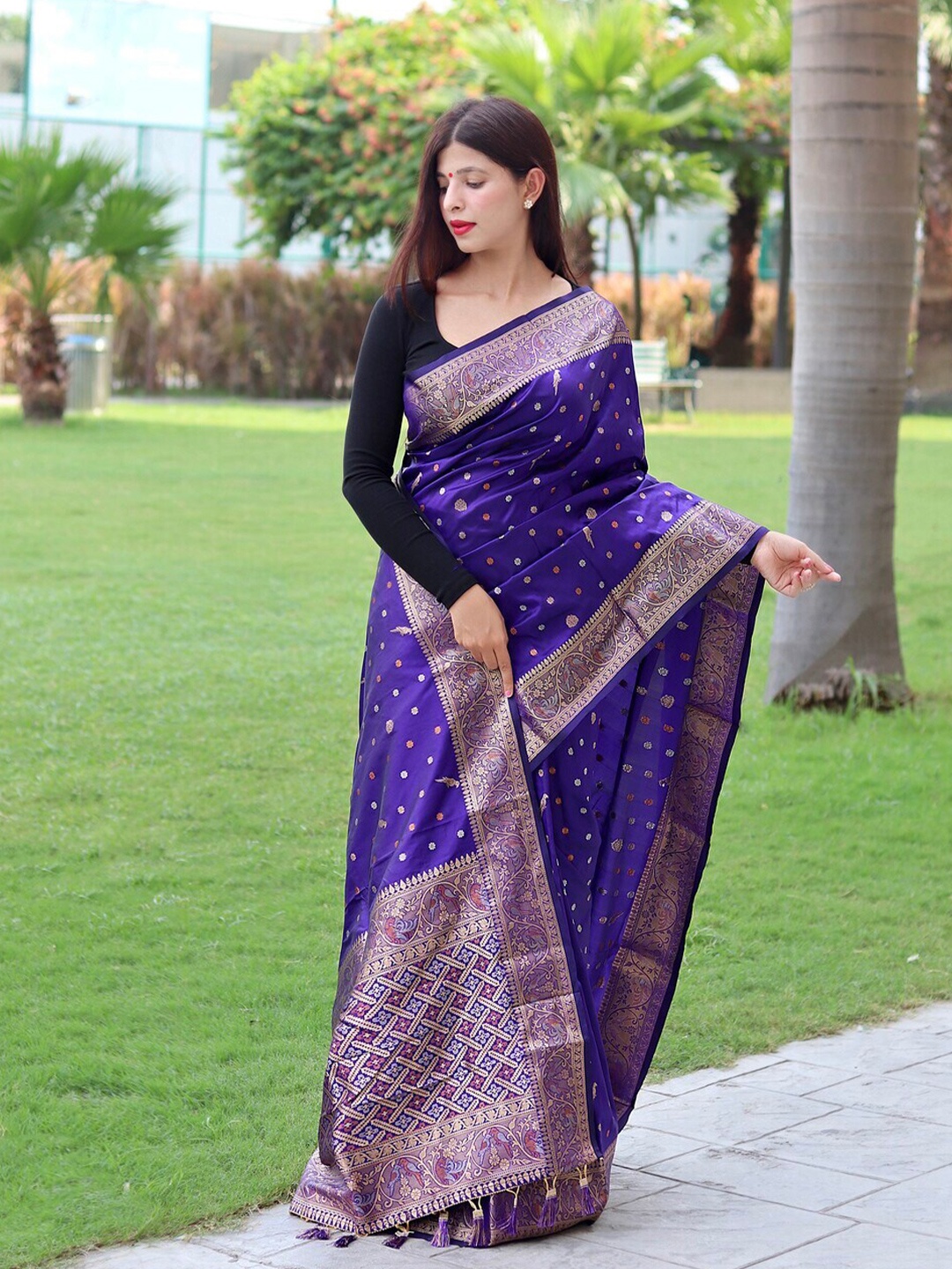 

Exclusiva Woven Design Zari Banarasi Saree, Violet