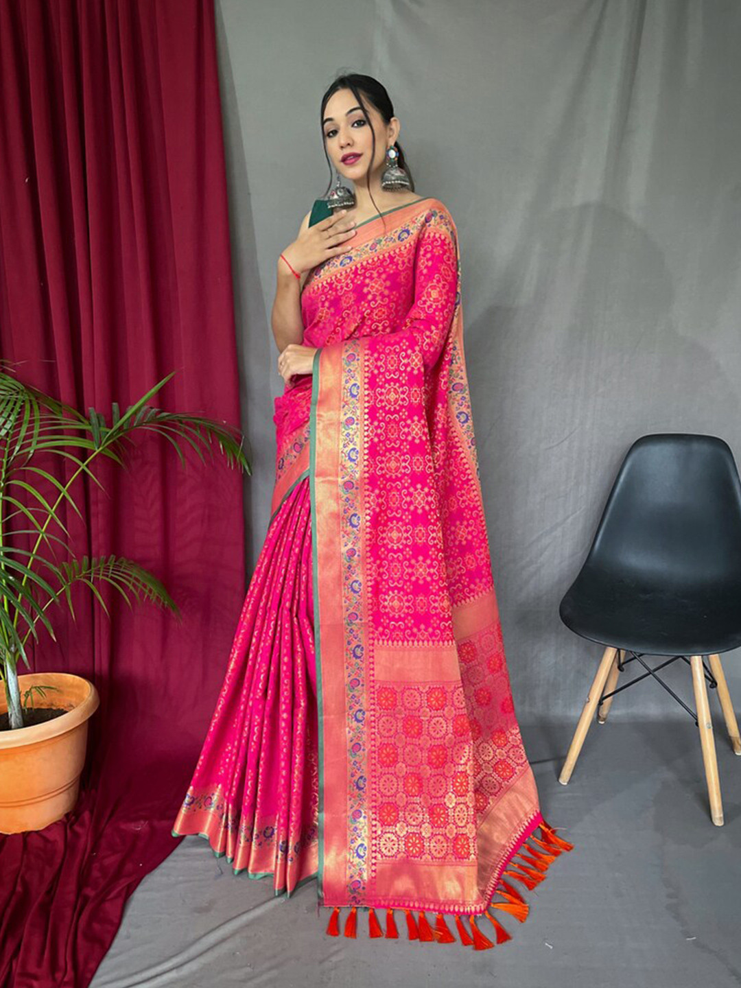 

Exclusiva Woven Design Zari Patola Saree, Pink