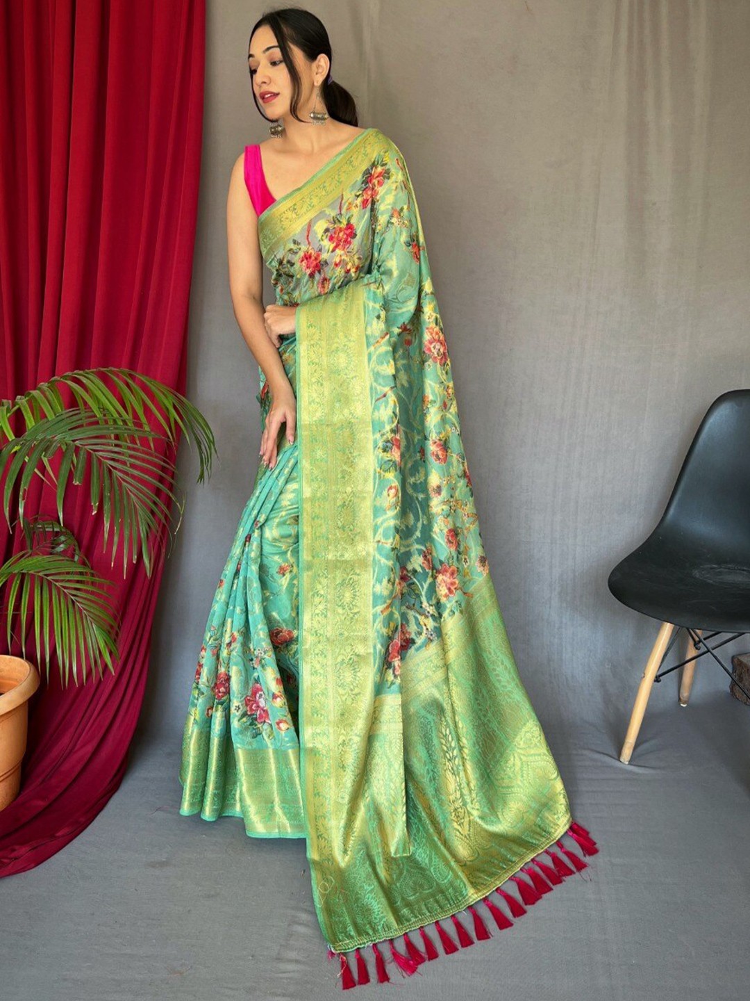 

Exclusiva Floral Zari Saree, Green
