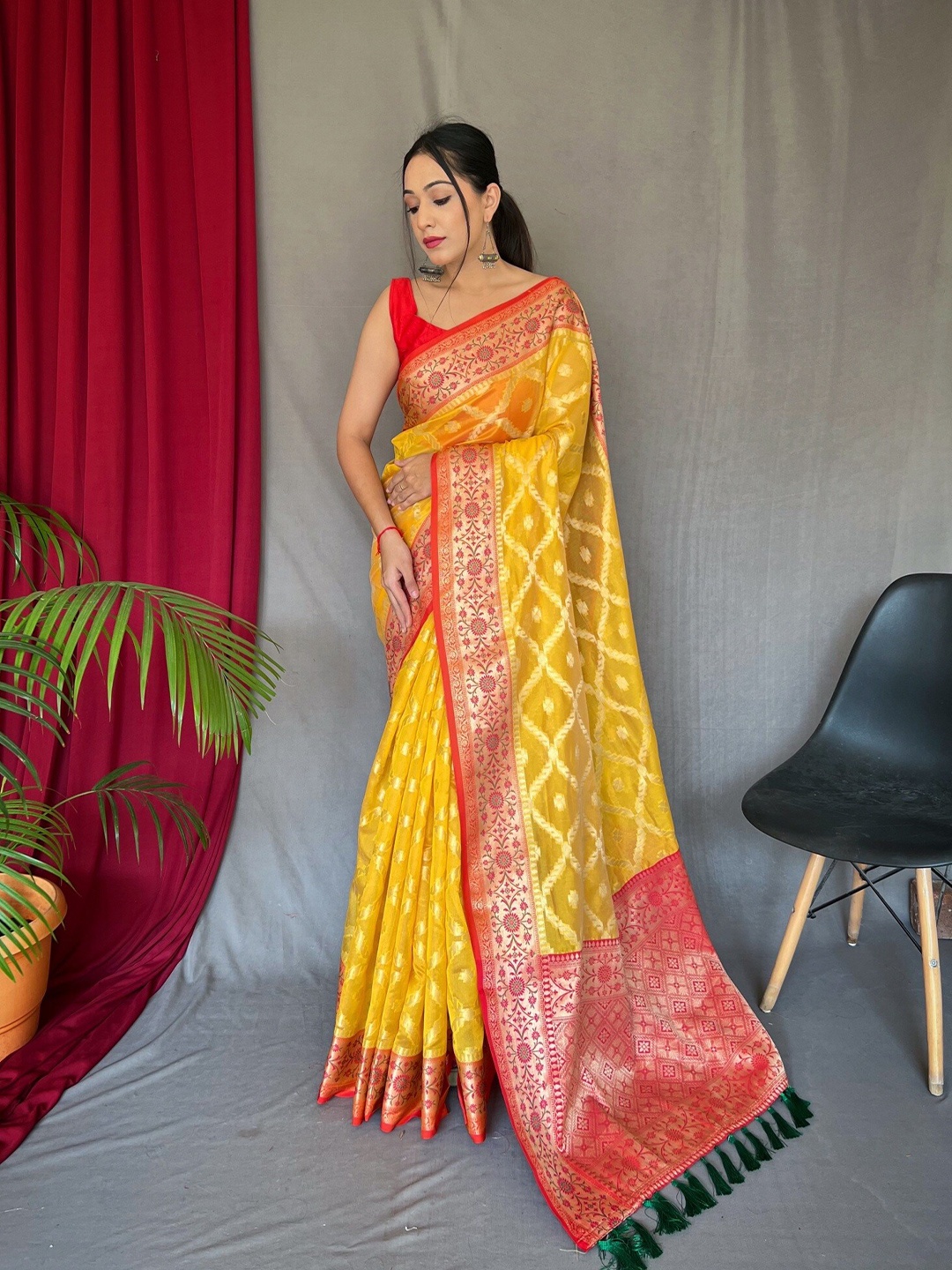 

Exclusiva Woven Design Zari Saree, Yellow