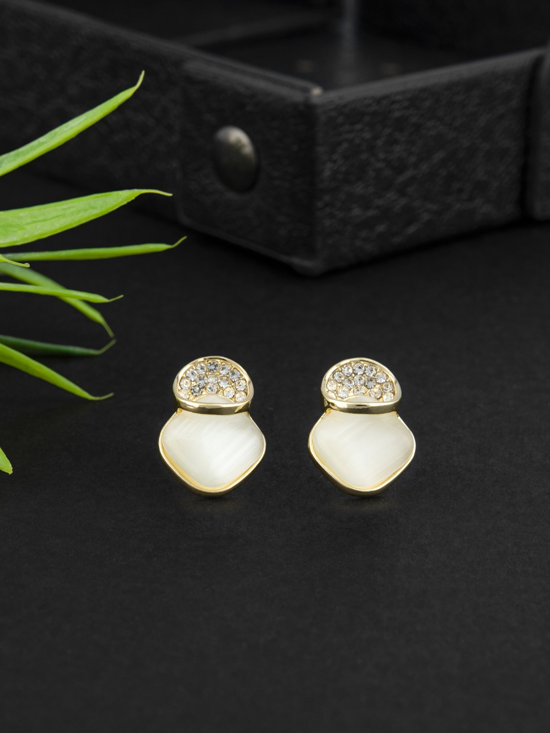 

E2O Contemporary Studs Earrings, White