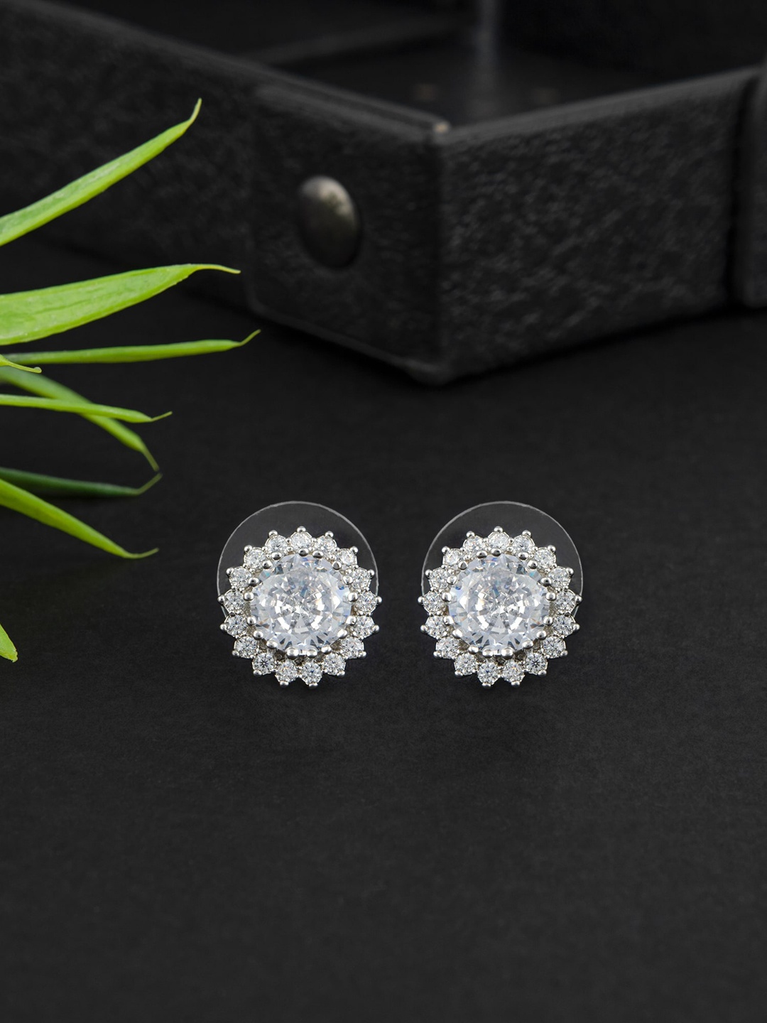 

E2O Contemporary Studs Earrings, White