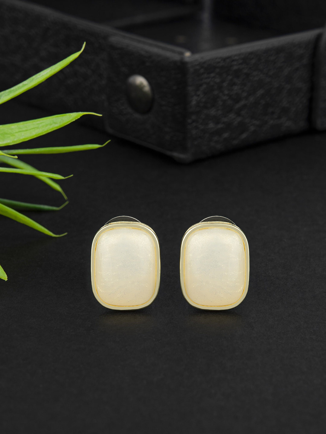 

E2O Contemporary Studs Earrings, White