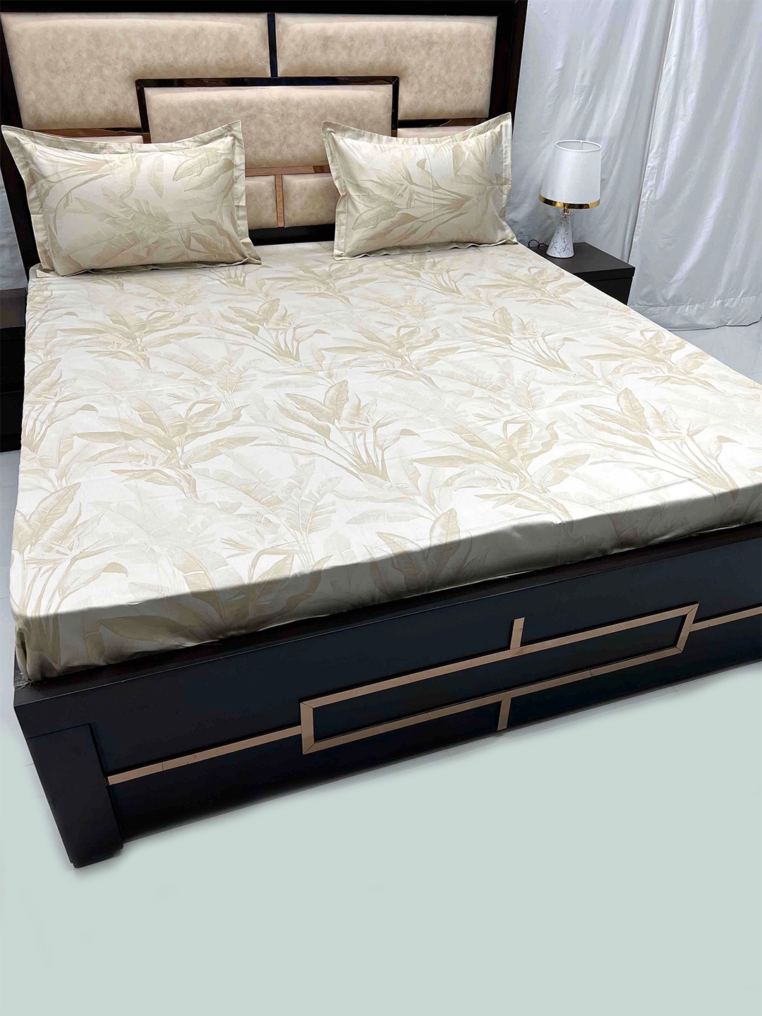 

Pure Decor Divine Fur Cream-Coloured Flat Pure Cotton King Bedsheet With 2 Pillow Covers