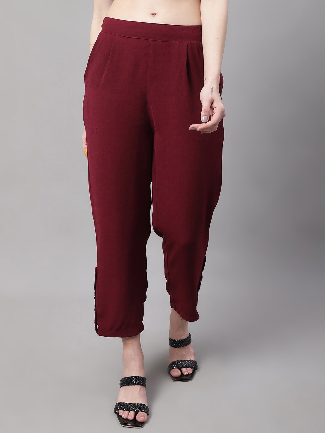 

NoBarr Women Mid-Rise Cropped Capris, Black