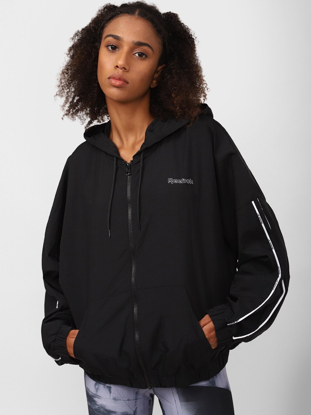 

Reebok Women Essentials Piping Pack WVN Sporty Jacket, Black