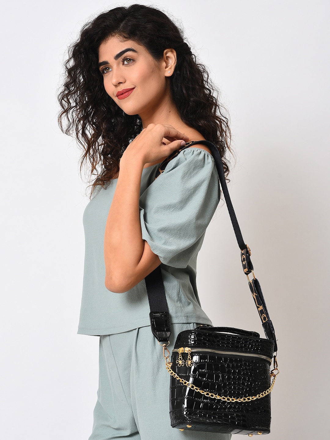 

HAUTE SAUCE by Campus Sutra Textured PU Structured Shoulder Bag, Black