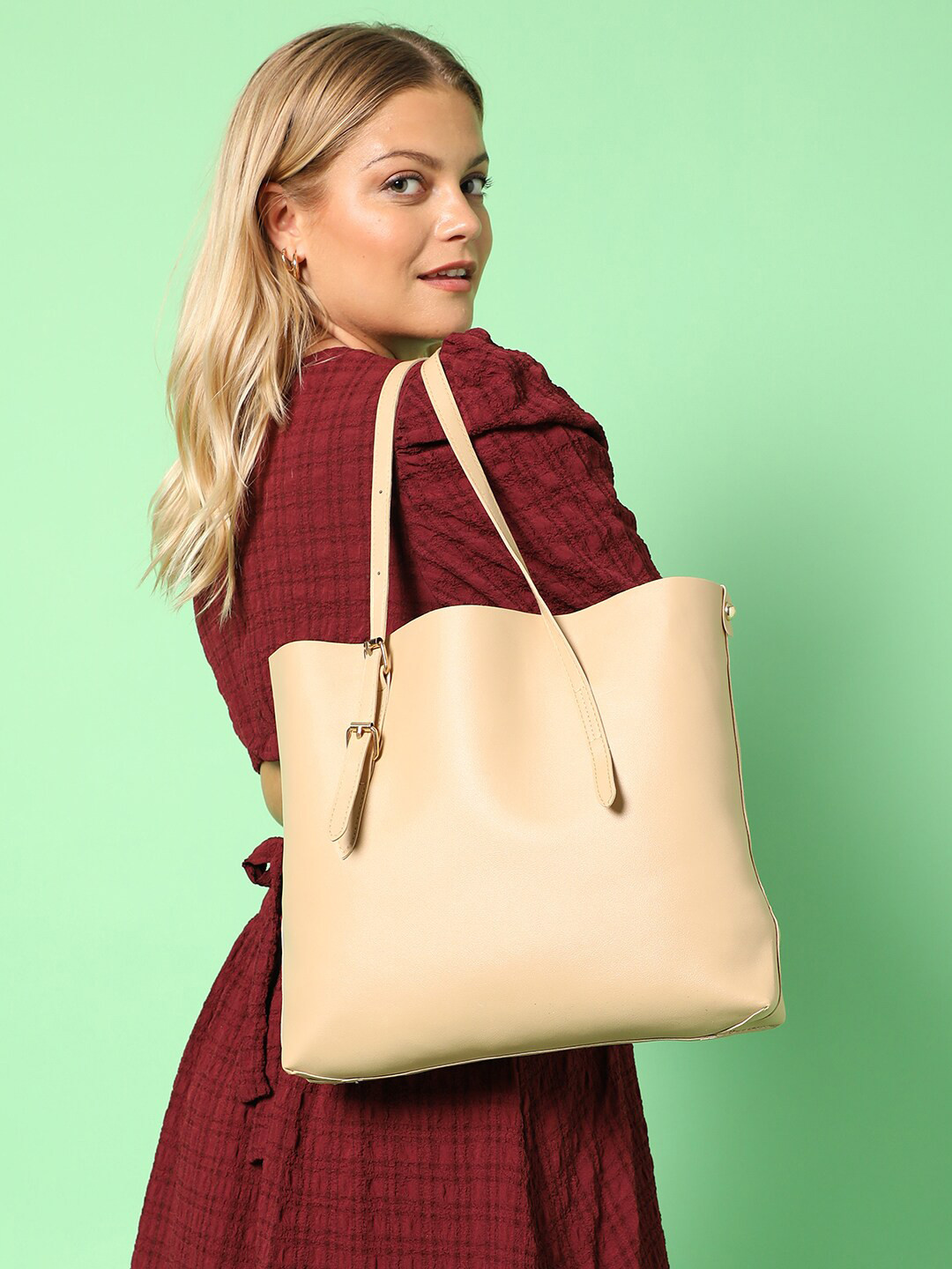 

HAUTE SAUCE by Campus Sutra PU Oversized Structured Shoulder Bag, Beige