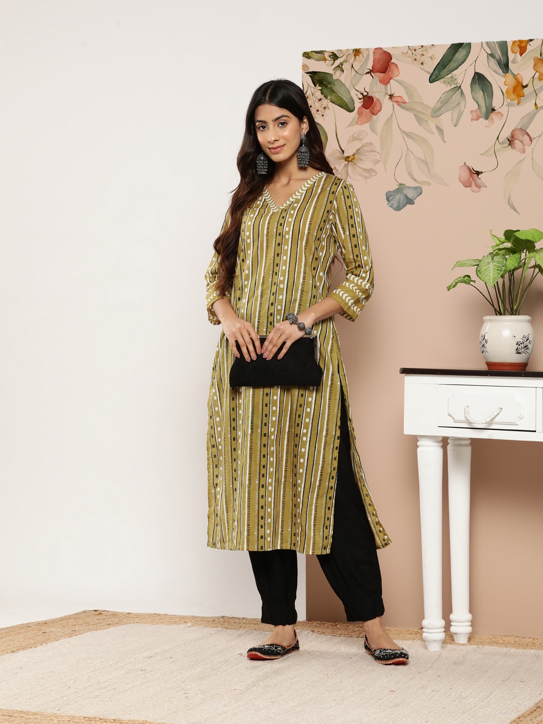 

Varanga Striped & Geometric Printed Straight Kurta, Yellow