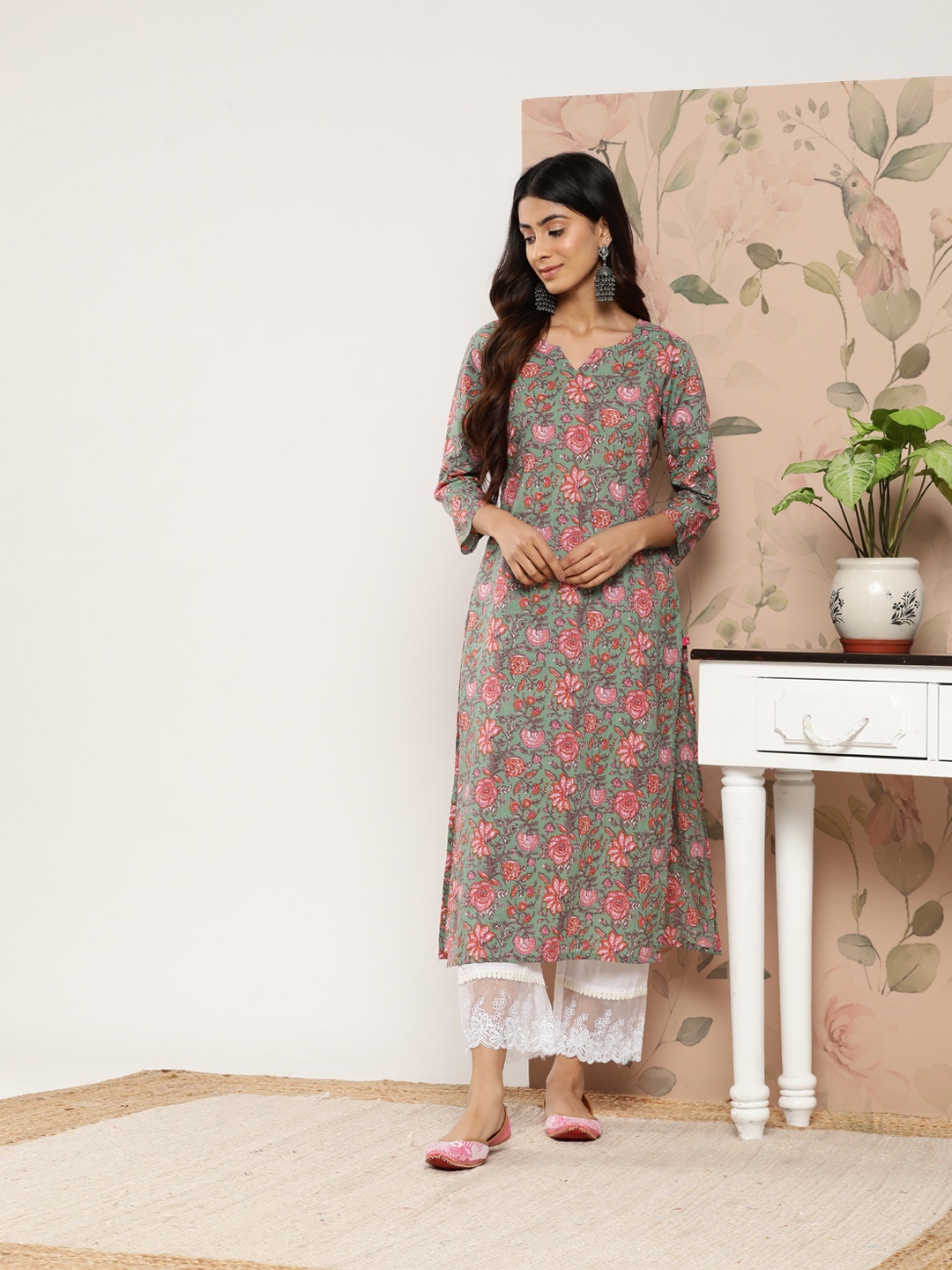 

Varanga Women Green & Pink Floral Printed Floral Kurta