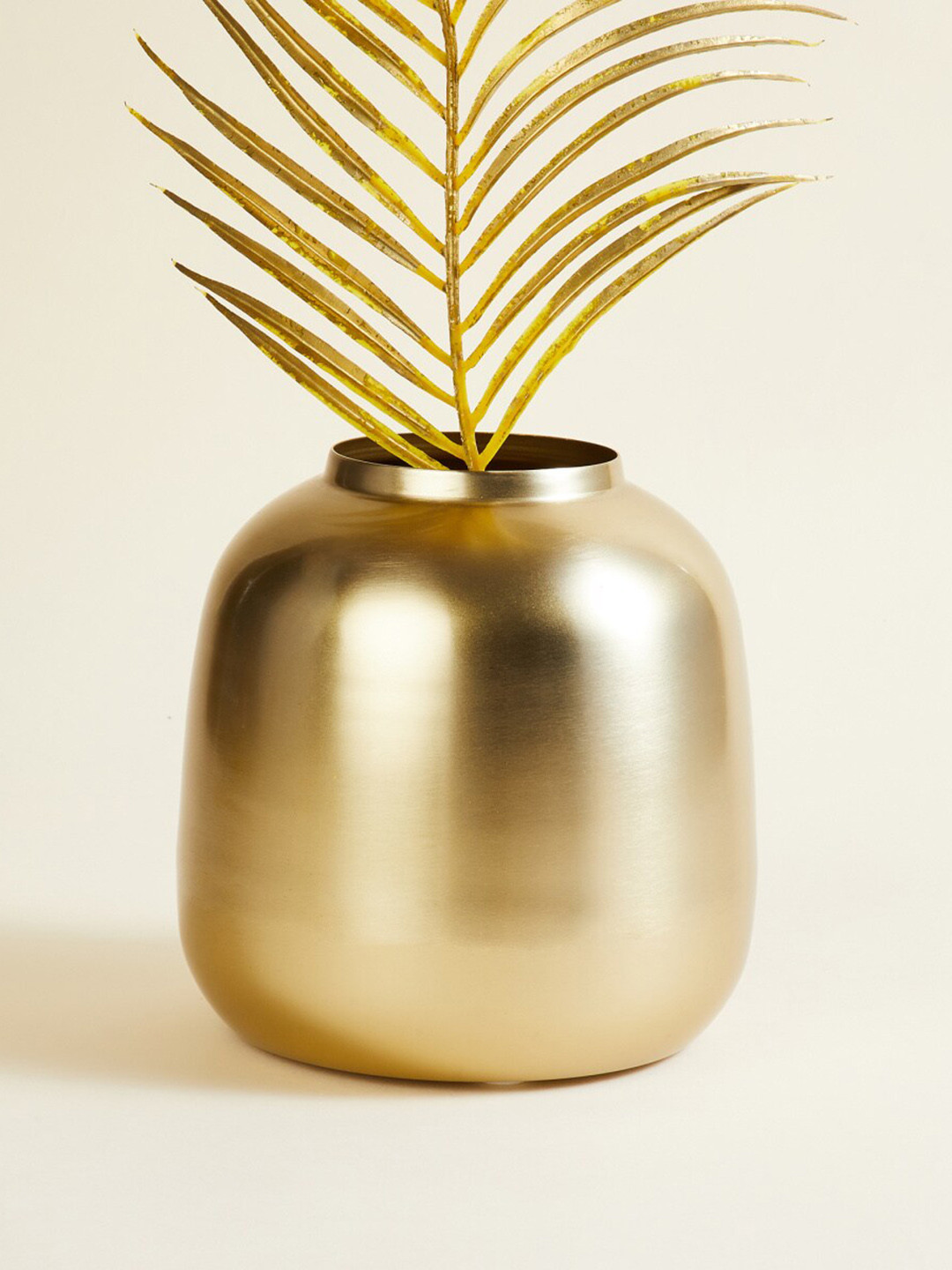 

Home Centre Gold Rush Iron Beaker Flower Vase
