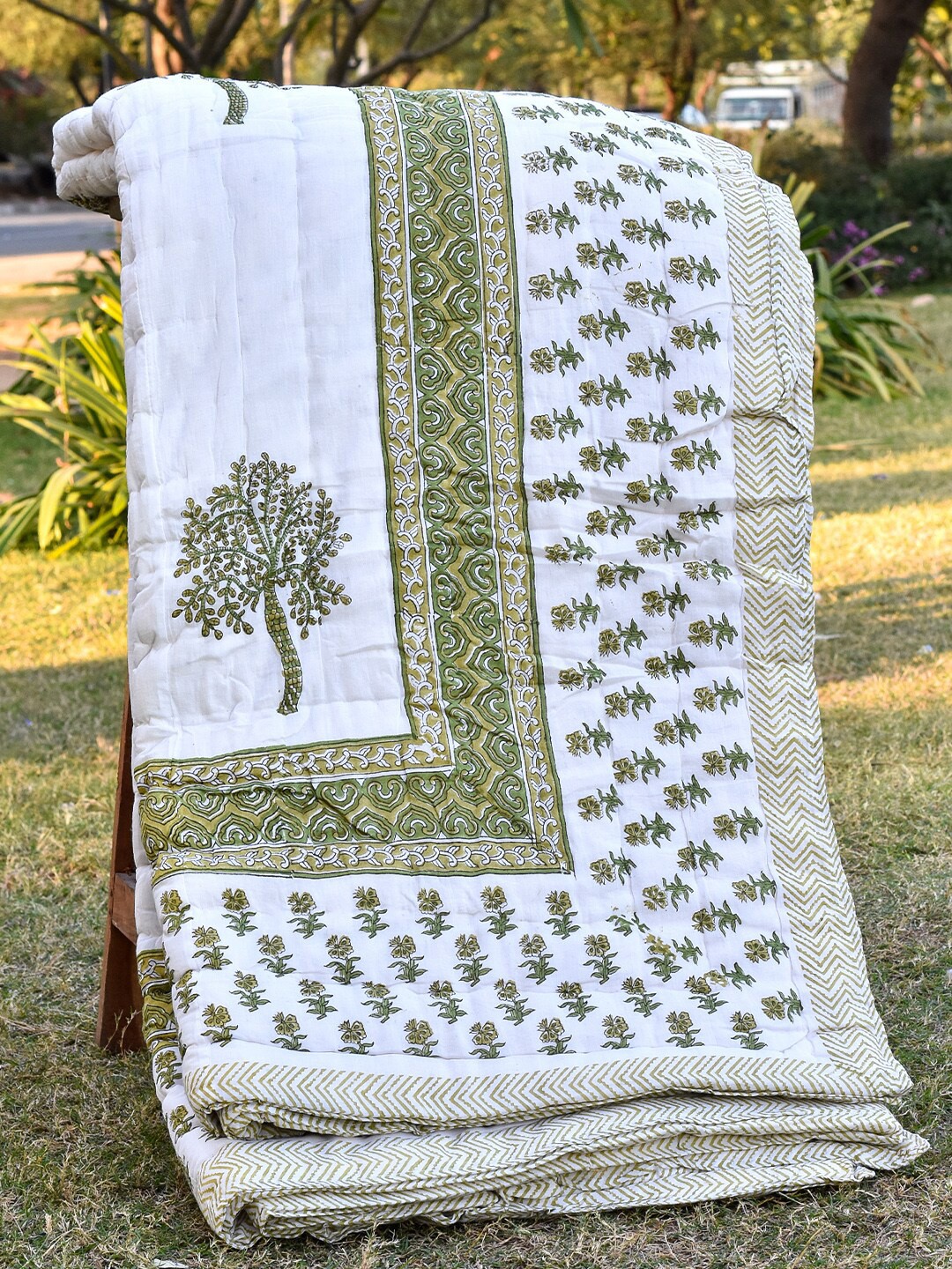 

Moms Home Tree Green & White Floral Heavy Winter 600 GSM Organic Cotton Double Bed Quilt