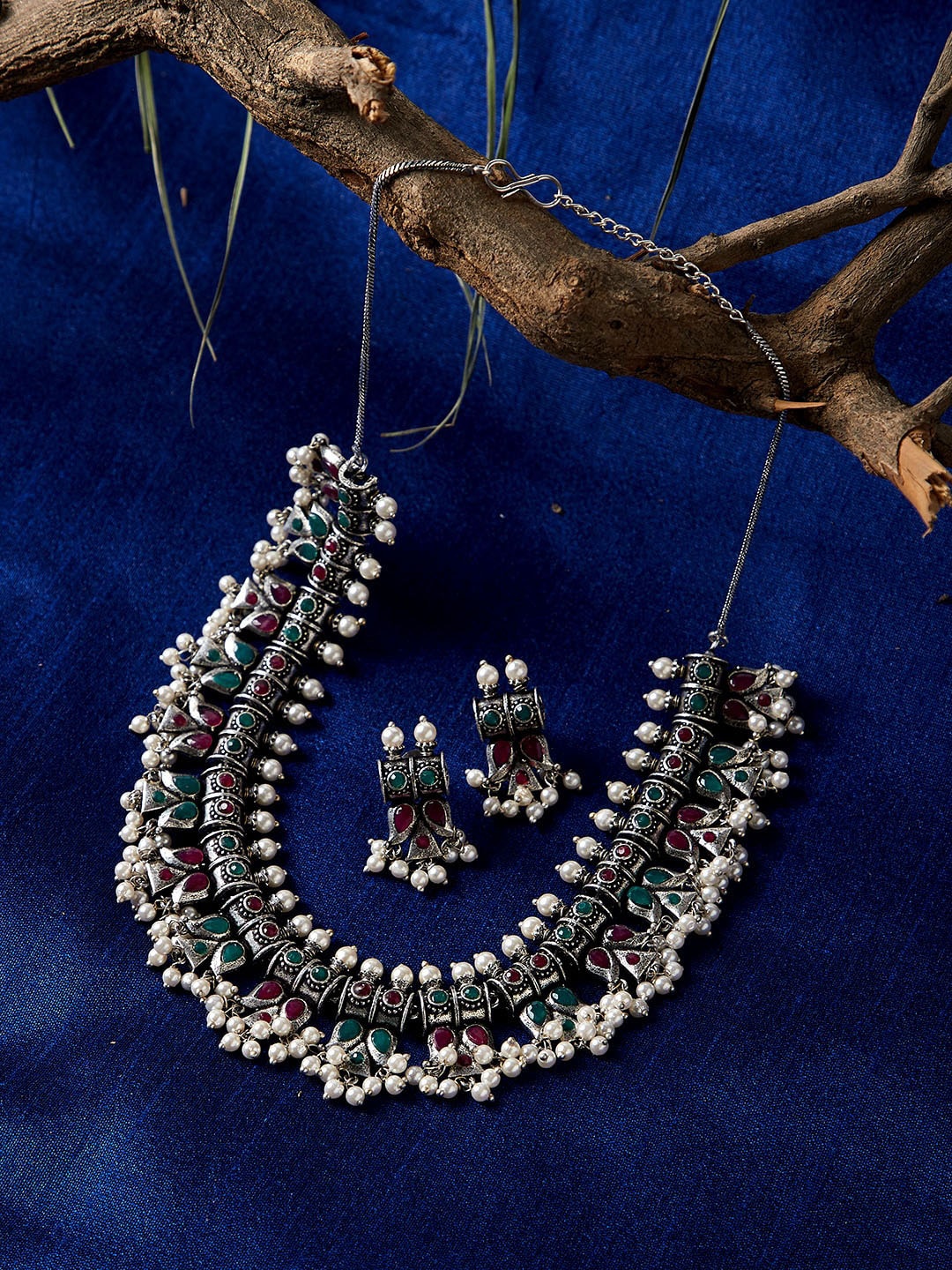 

PANASH Silver-Plated Stone-Studded Pearls Beaded Jewellery Set