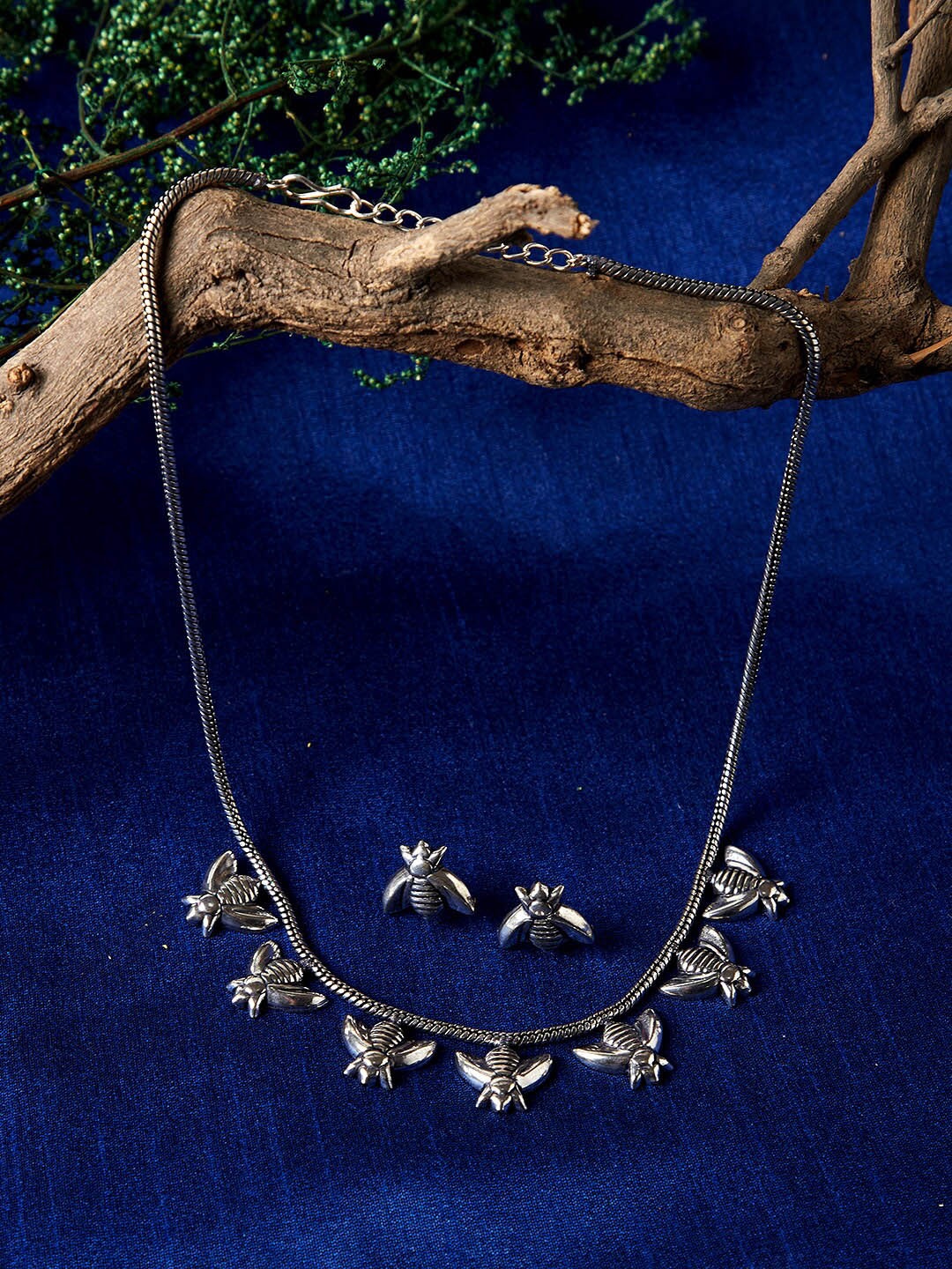 

PANASH Oxidised Silver-Plated Honey Bees Shaped Jewellery Sets