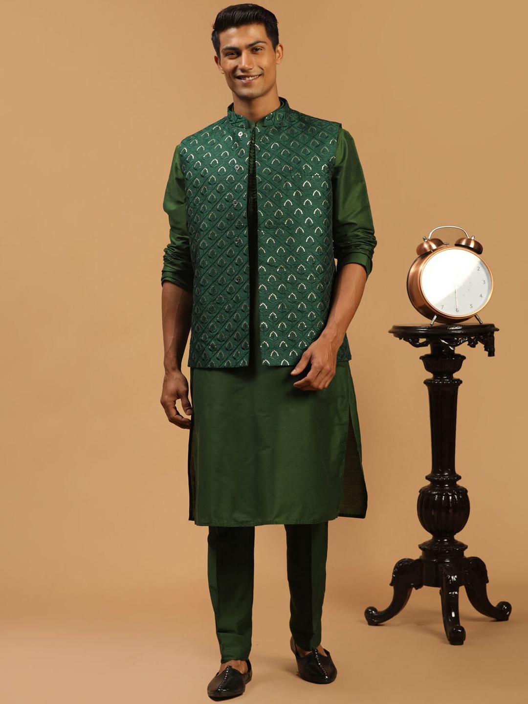 

VASTRAMAY Men Sequinned Kurta with Trouser with Nehru Jacket, Green