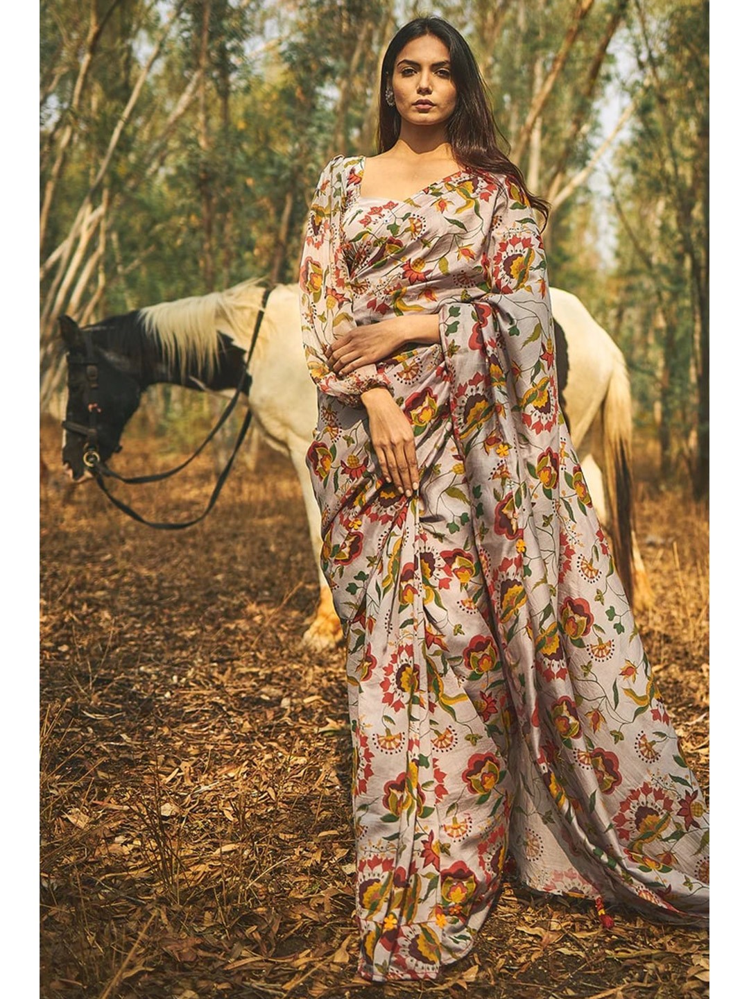 

Baise Gaba Grey & Red Floral Silk Blend Saree