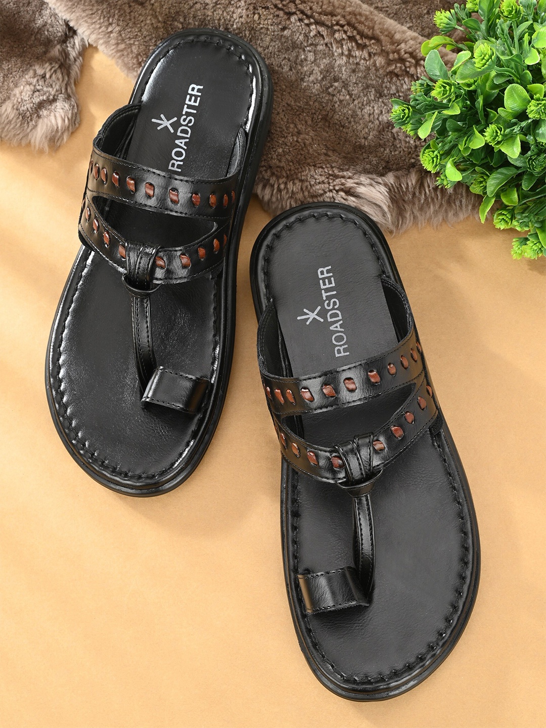 

Roadster Men Faux Leather Comfort Sandals, Black