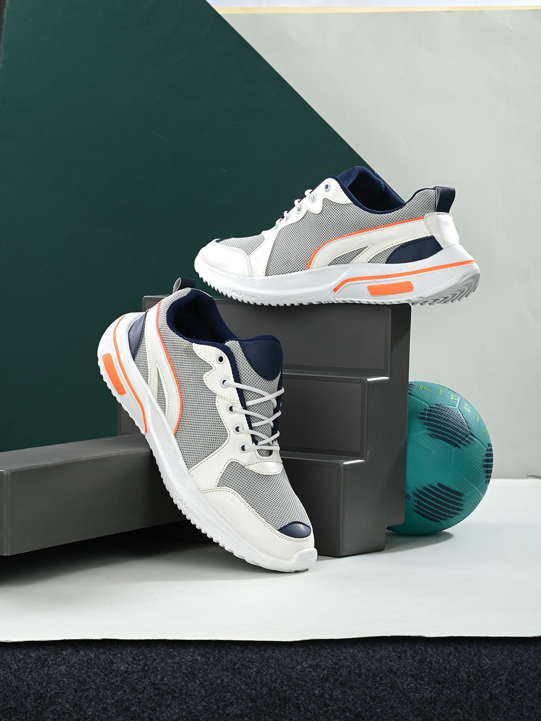 

Roadster The Lifestyle Co. Men Colourblocked Lightweight Sneakers, White