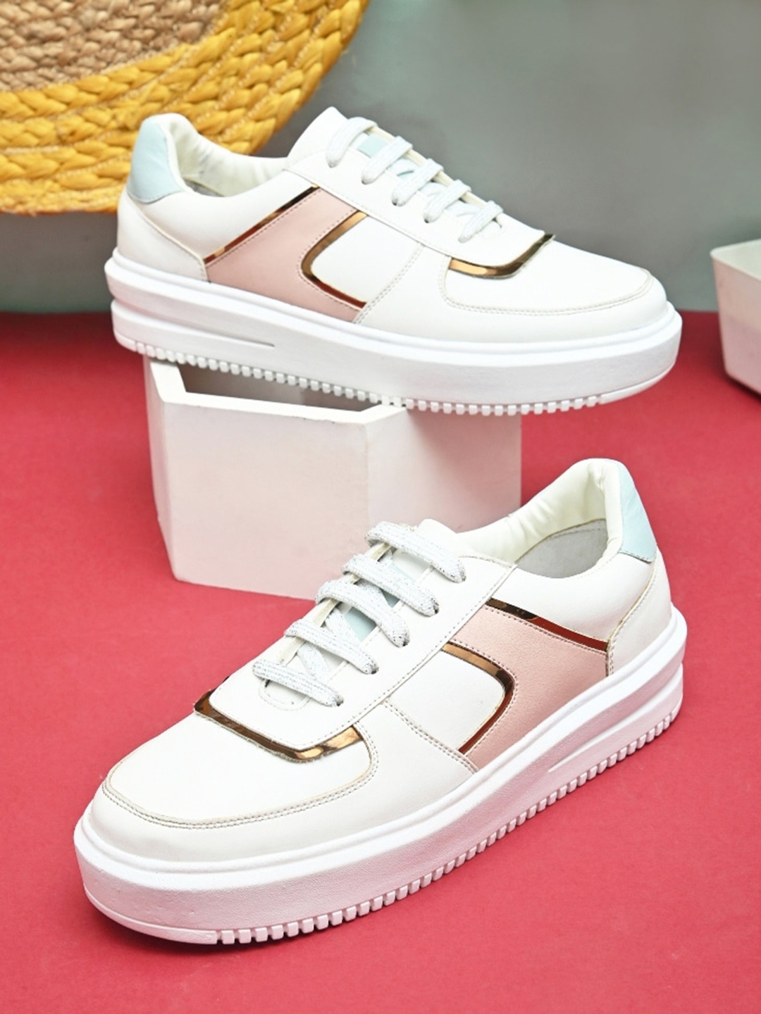 

Roadster Women Lightweight Sneakers, White