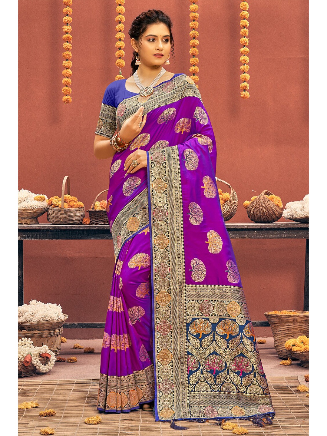 

Exclusiva Woven Design Zari Silk Blend Banarasi Saree, Violet