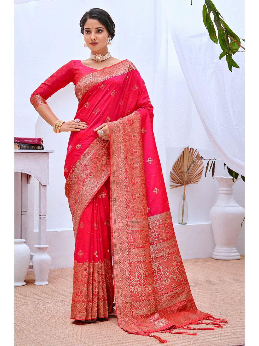 

Exclusiva Pink & Gold-Toned Ethnic Motifs Zari Banarasi Saree