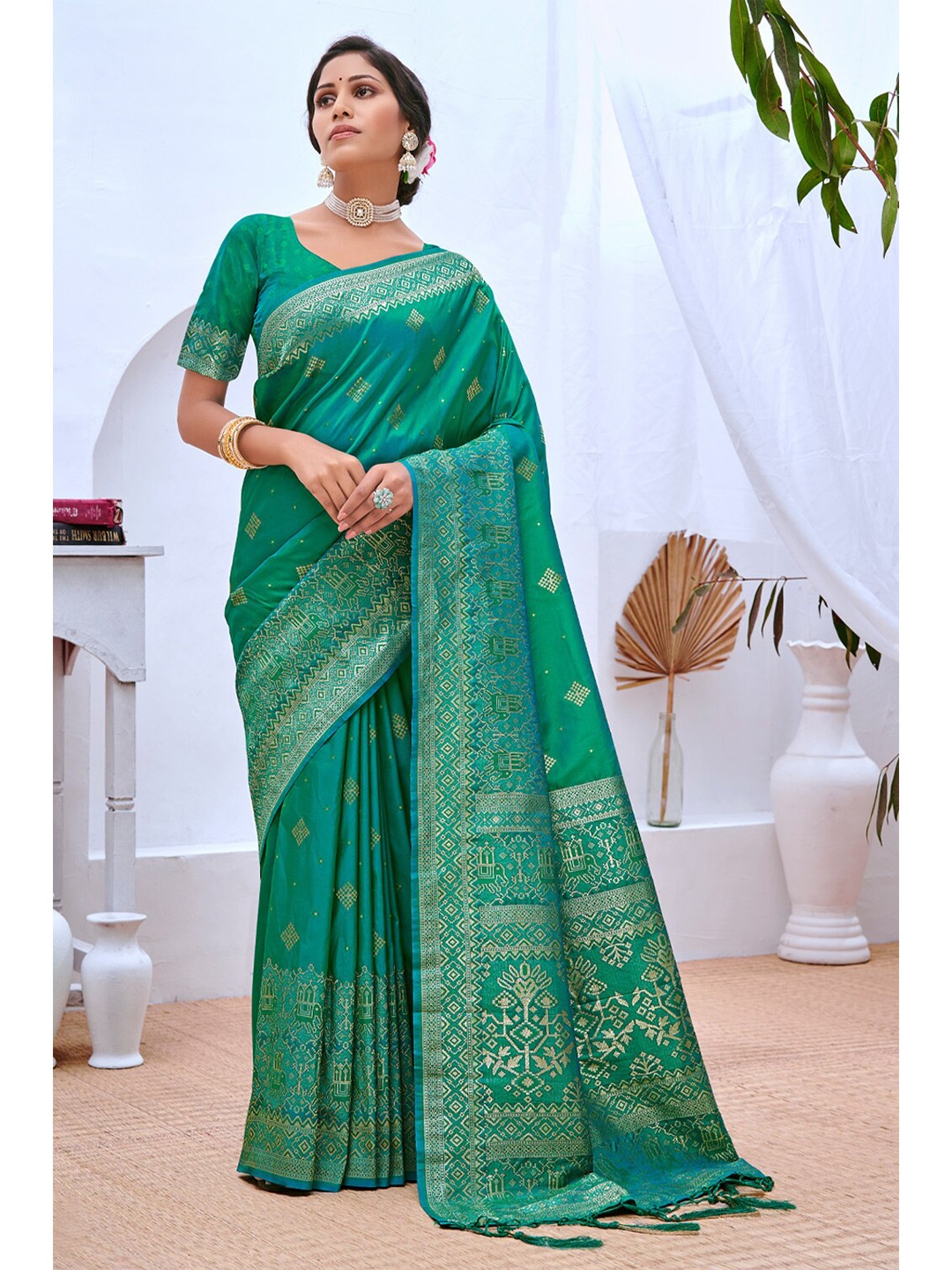 

Exclusiva Woven Design Zari Silk Blend Banarasi Saree, Green