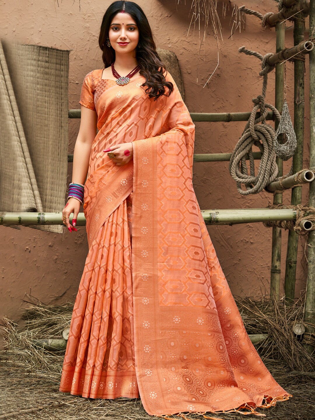

Exclusiva Geometric Woven Design Zari Organza Saree, Peach