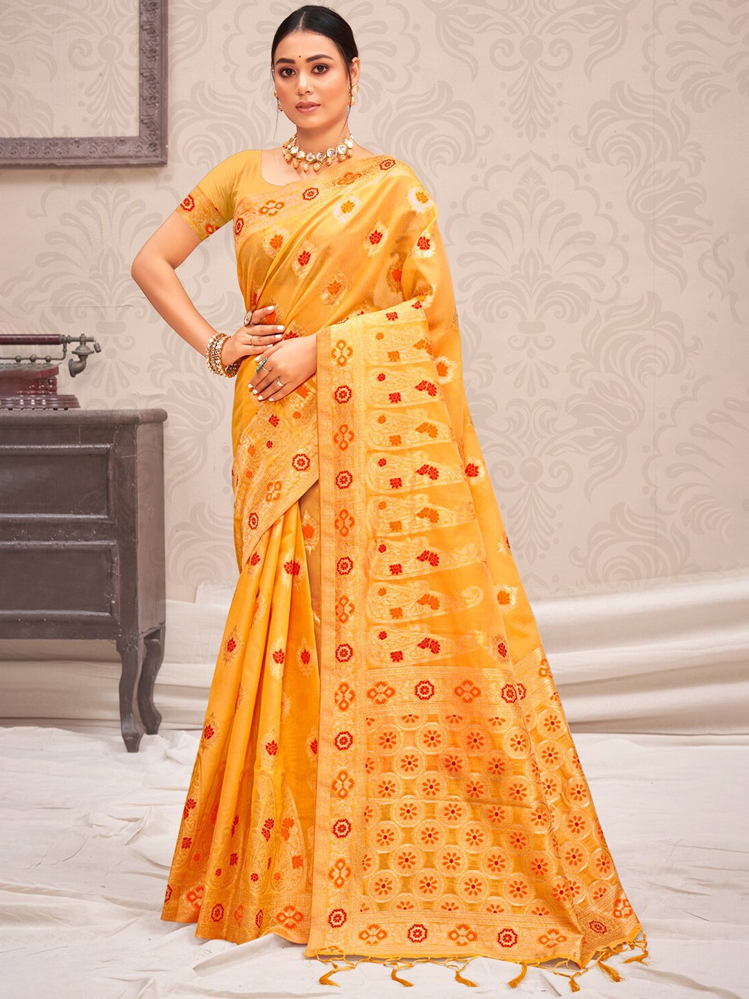 

Exclusiva Woven Design Zari Silk Cotton Banarasi Saree, Yellow