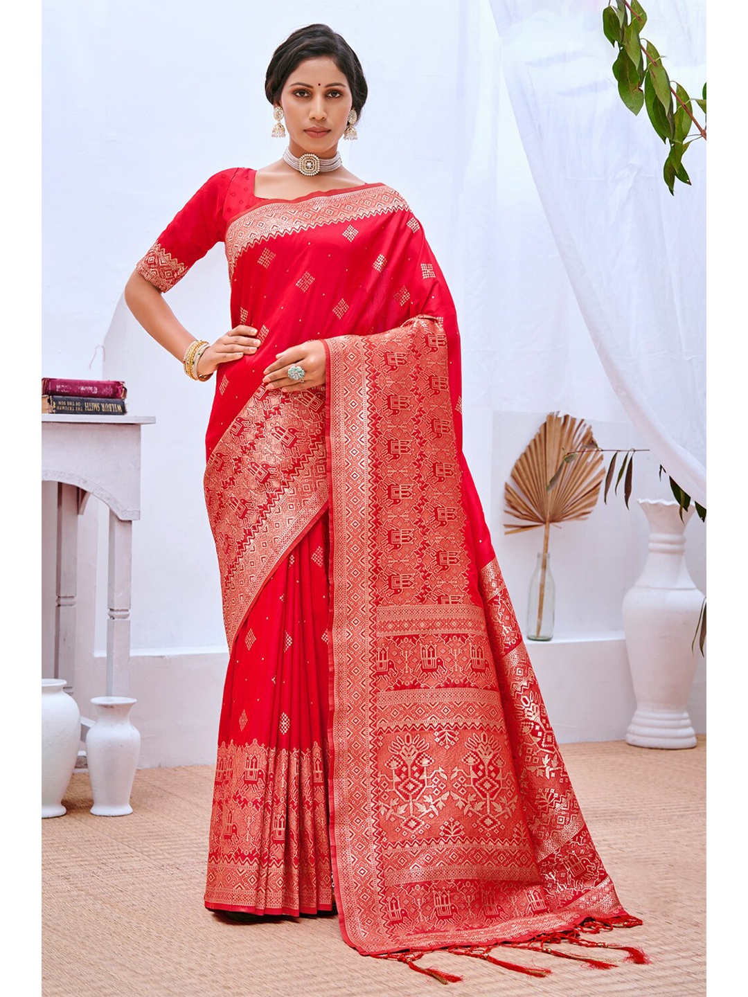 

Exclusiva Ethnic Motifs Zari Silk Blend Banarasi Saree, Red