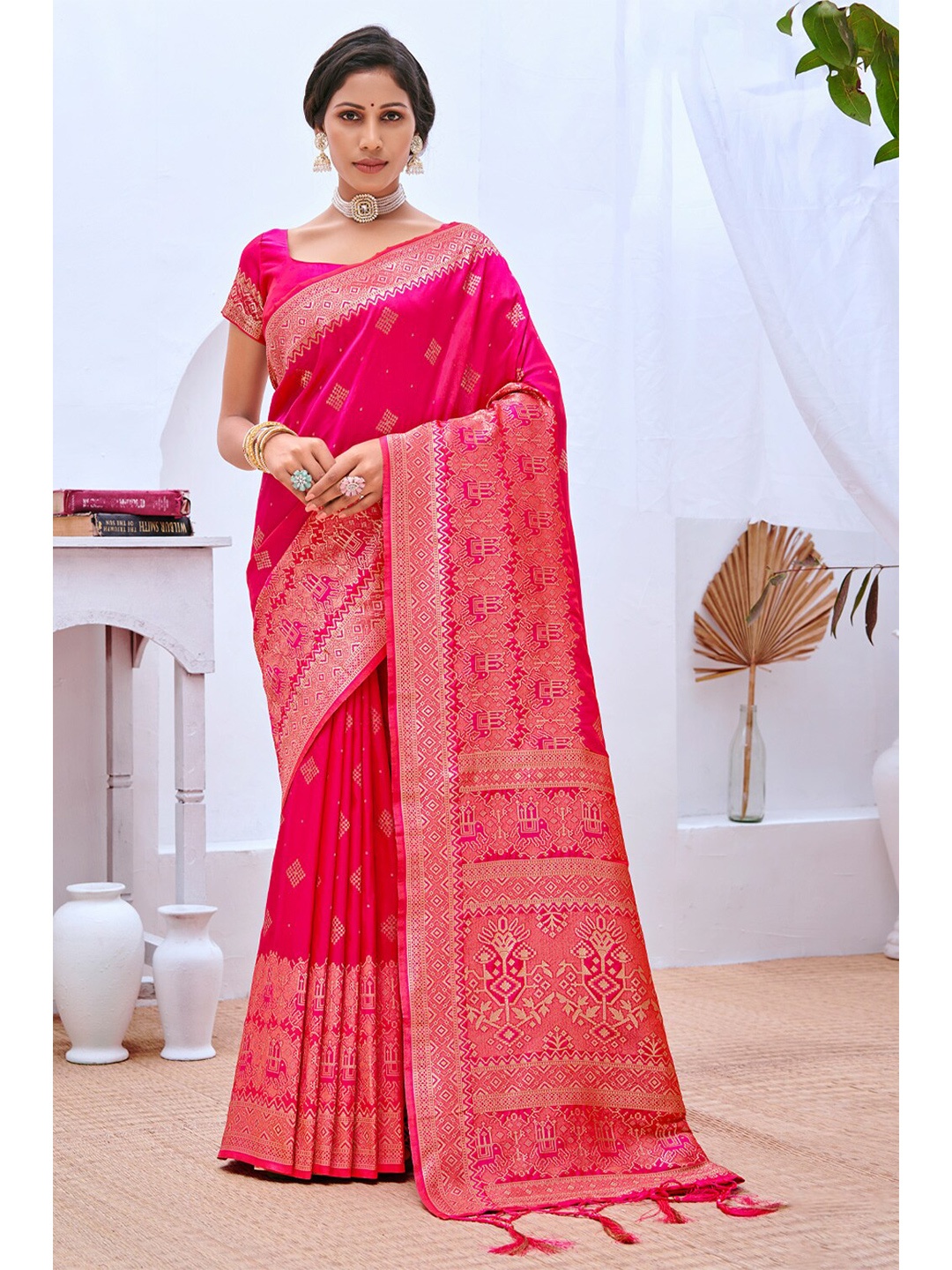 

Exclusiva Woven Design Zari Silk Blend Banarasi Saree, Magenta