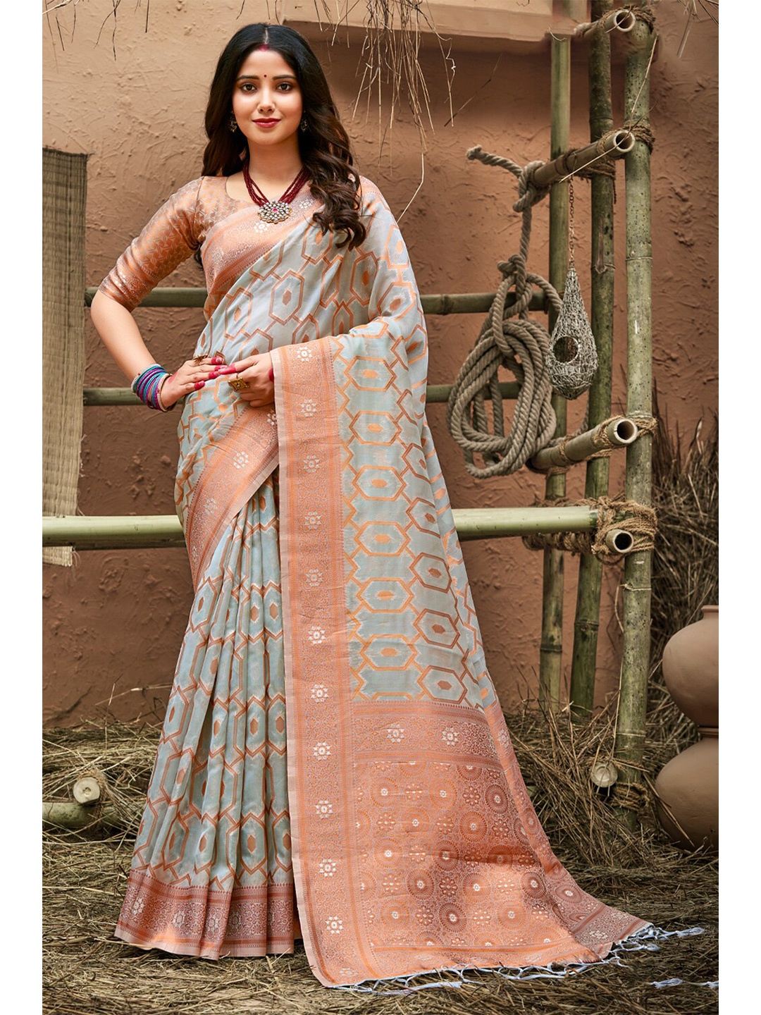 

Exclusiva Zari Geometric Organza Saree, Grey