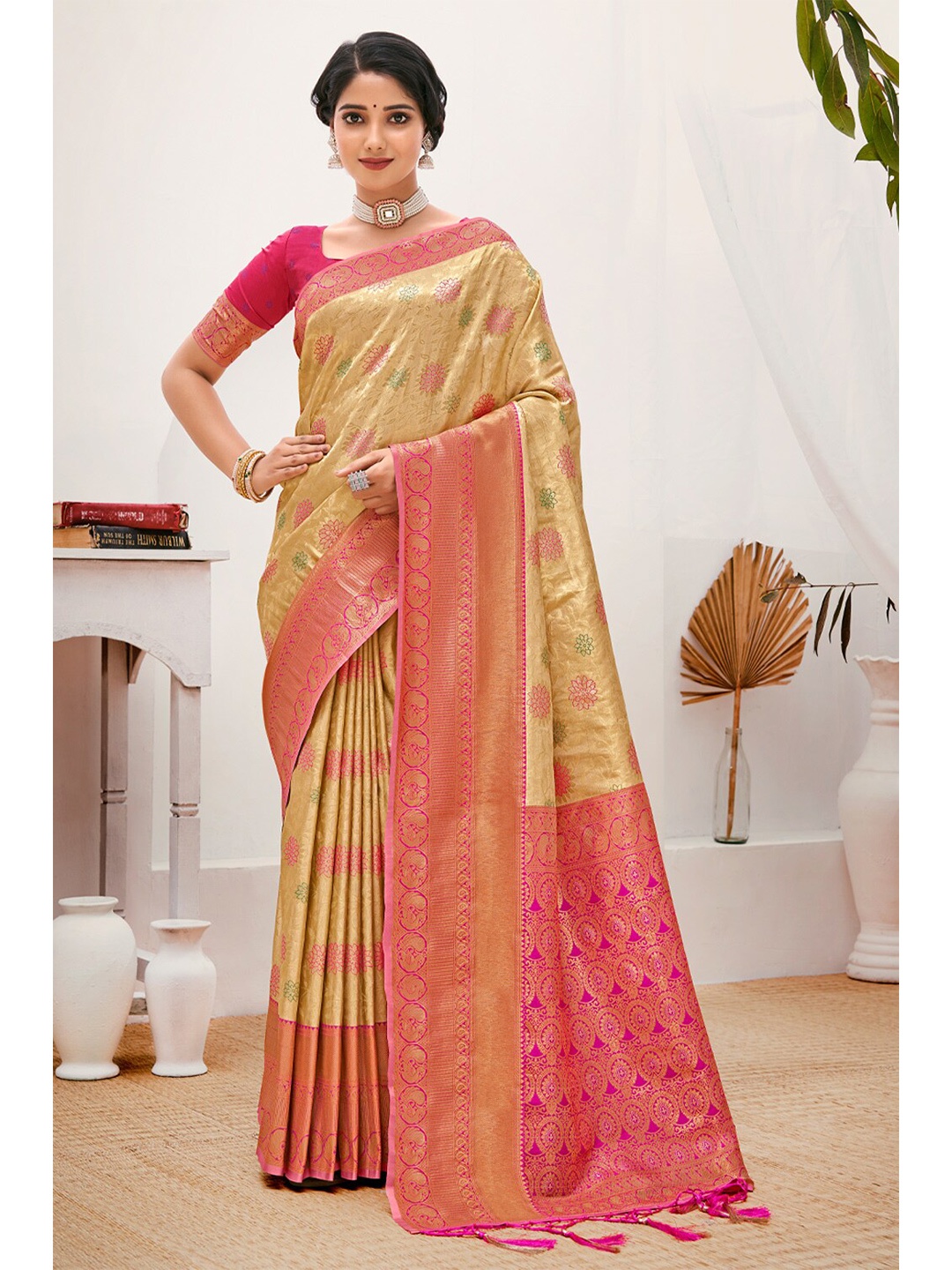 

Exclusiva Woven Design Zari Kanjeevaram Saree, Cream