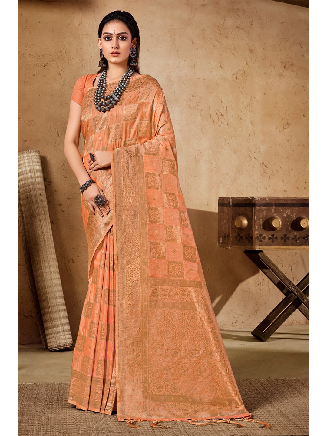 

Exclusiva Woven Design Zari Silk Blend Banarasi Saree, Peach
