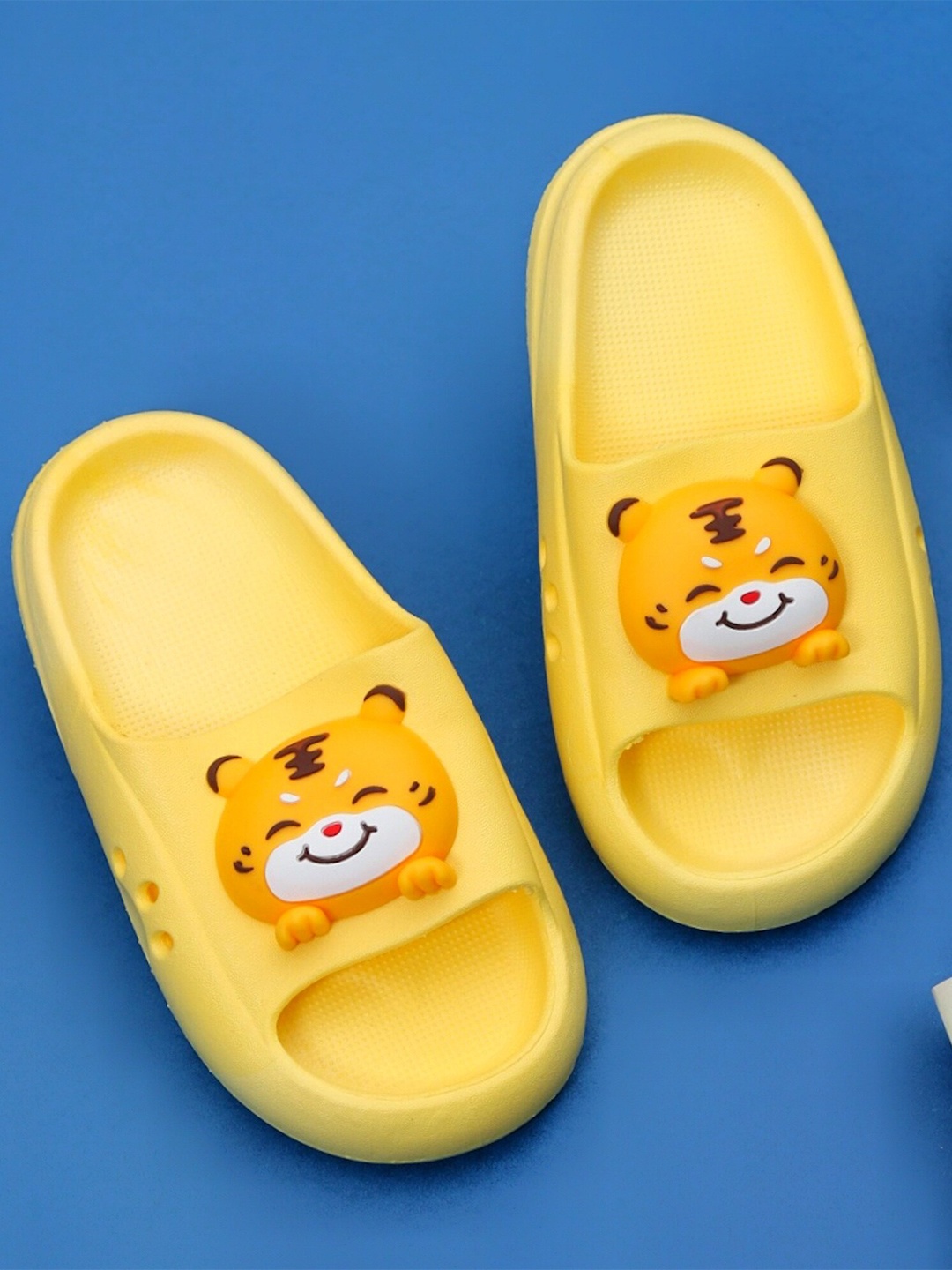 

Yellow Bee Boys Tiger Embellished Rubber Sliders